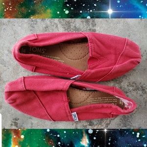 Red Tom's. Size 5 women's. EUC